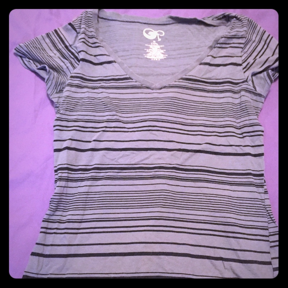 🌷50% off in bundle of 2+! Gray & black T-shirt